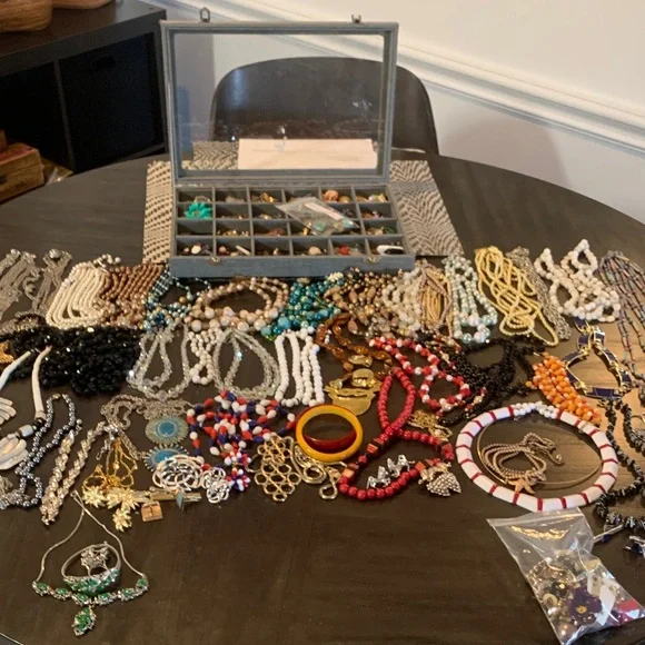 HUGE vintage jewelry lot! - Picture 1 of 7